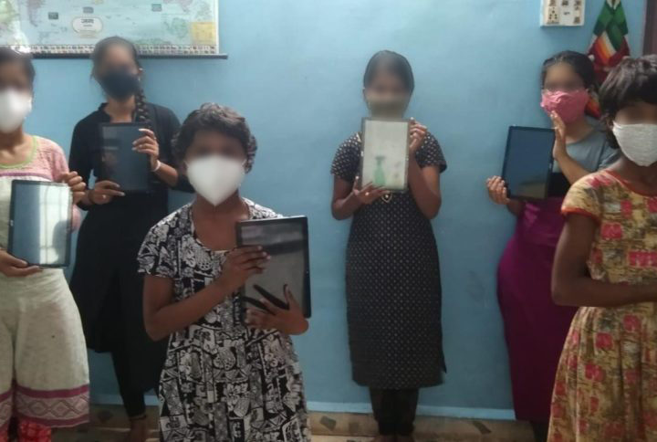 Children with tablets